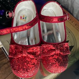 Red sparkling shoes (ruby slippers)